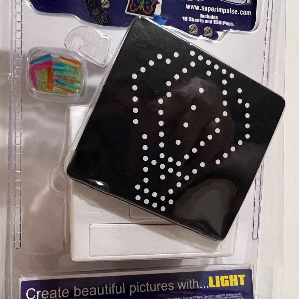 World's Smallest Lite‎ Brite Retro Light Up Toy Peg Board 150 Pegs 15 Sheets